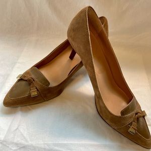 Tommy Hilfiger light brown suede pumps in size 6 1/2